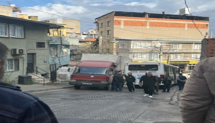 İzmir'de ESHOT kayarak kamyonete çarptı