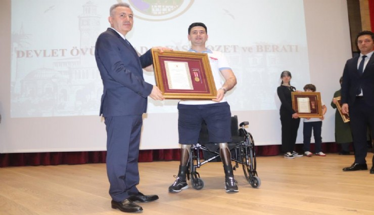 İzmir’de şehit aileleri ve gazilere Devlet Övünç Madalyası