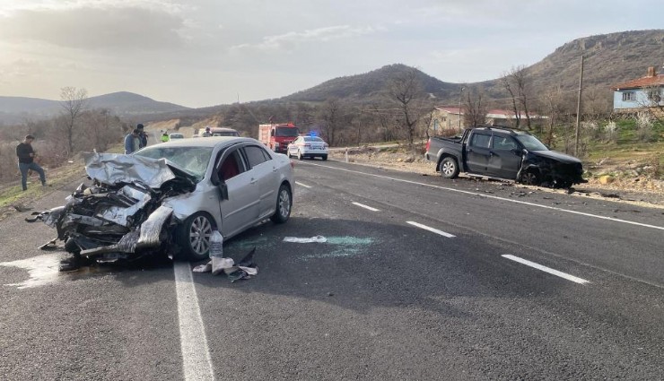 Uşak'ta iki araç  kafa kafaya çarpıştı: 1 can kaybı, 2 yaralı
