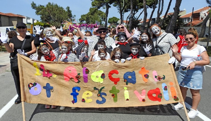 14. Alaçatı Ot Festivali'nin kortej yürüyüşünde renkli görüntüler
