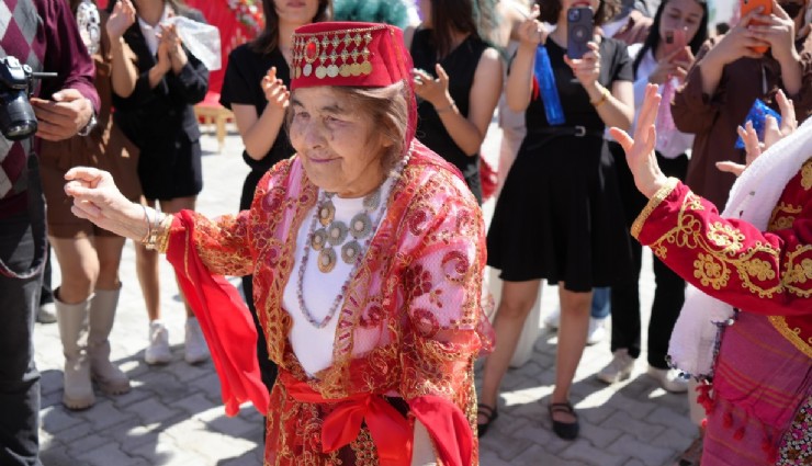 69 yaşındaki Emine ninenin kına gecesi hayali gerçek oldu