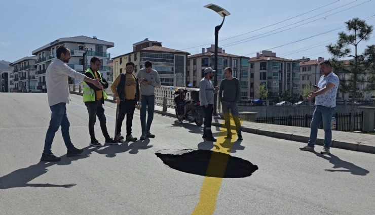 Afyonkarahisar'da asfalt yol çöktü