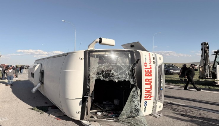 Afyonkarahisar'da işçi servisi ile otomobil çarpıştı: 12 kişi yaralandı