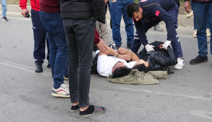 Feci kazada yaralanan çift, el ele sağlık ekiplerini bekledi