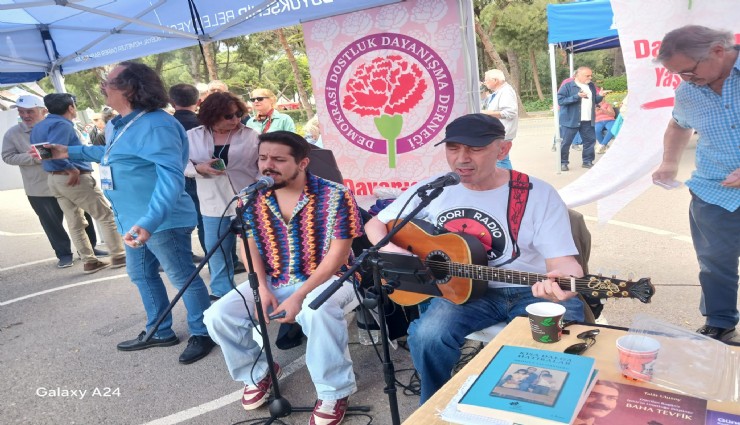 İzmir'de Kitap Fuarı'na gitarla veda