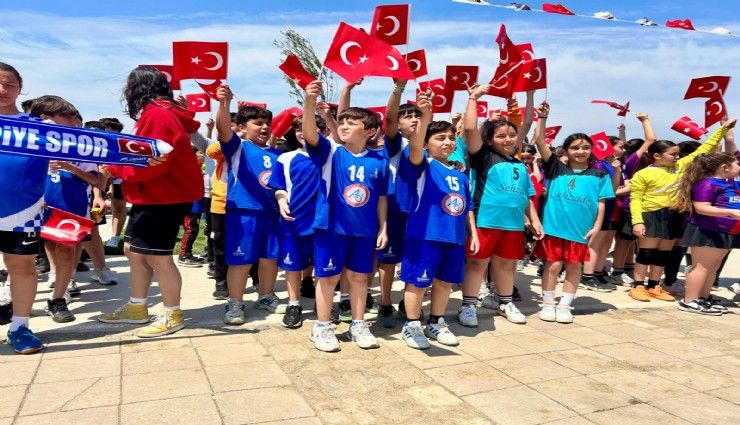 İzmirli minikler Egemen Çocuklar Hentbol Şenliği’nde buluştu
