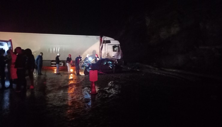 Kütahya'da tır, otomobilin üzerine devrildi: 1 ölü, 1 yaralı