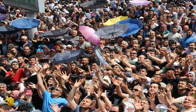 Manisa'da 485 yıllık gelenek: Şifalı macundan kapabilmek için on binler bir araya geldi