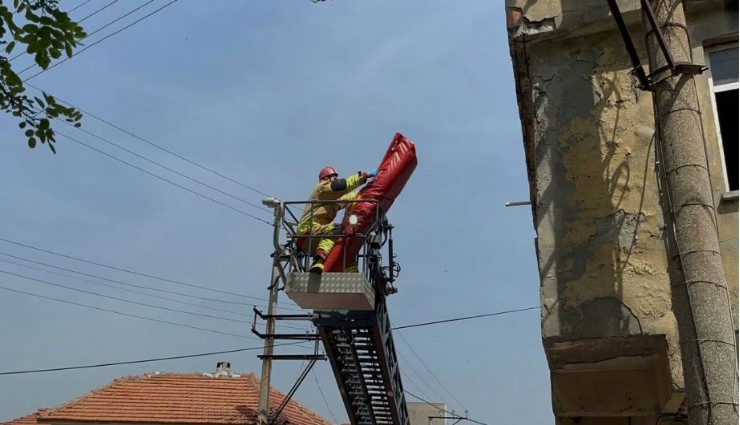 Manisa'da Çatıda güvercin uçurmaya çalışan bir kişi elektrik akımına kapıldı