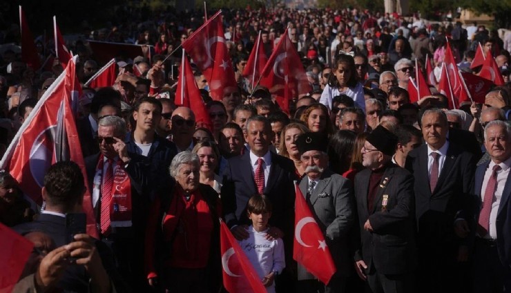Özgür Özel’in çağrısıyla yurttaşlar barikatı aşarak Anıtkabir’e yürüdü