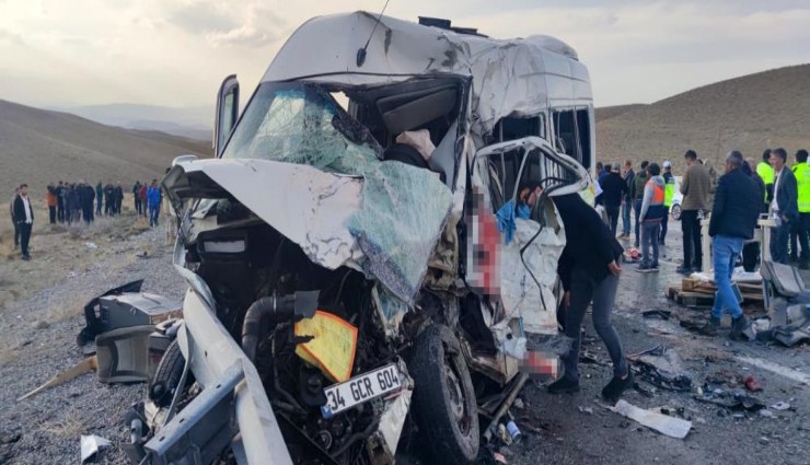Van'da korkunç kaza: Yolcu minibüsü ile kamyonet çarpıştı, 6 ölü, 8 yaralı