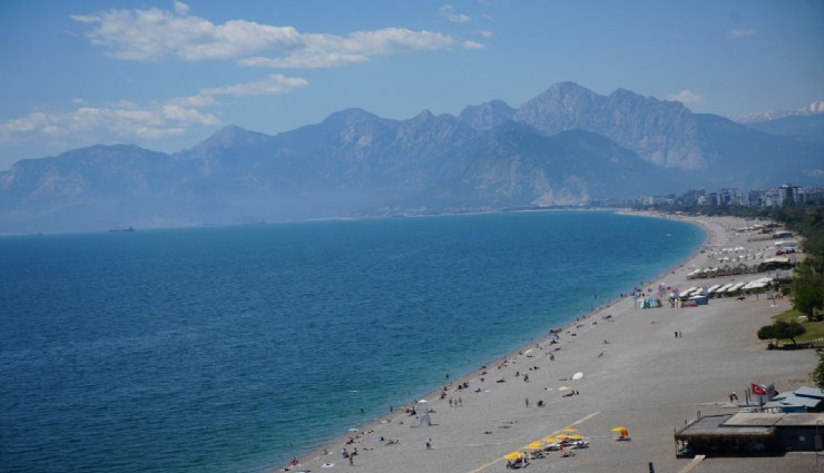 Antalya'da yaz havası: Termometreler 28 dereceyi gösterdi, vatandaş kendini denizde buldu