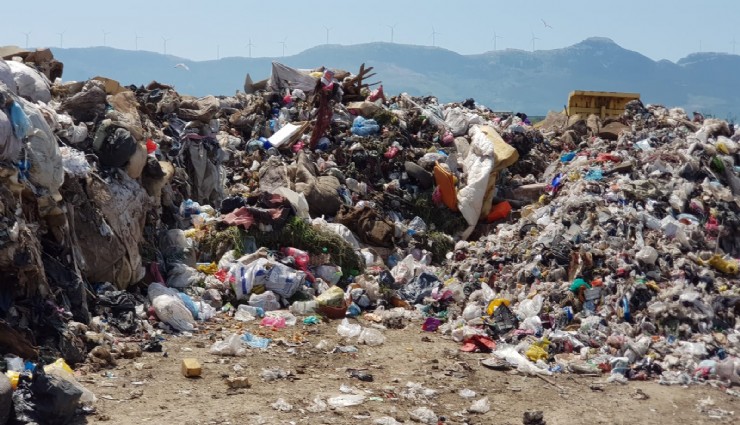 Bakanlıktan İzmir Büyükşehir Belediyesi'ne vahşi depolama yaptığı gerekçesiyle 3.7 milyon lira ceza