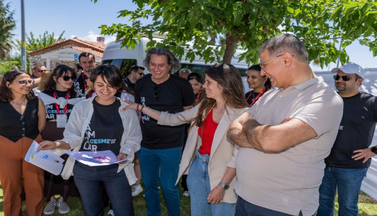 Başkan Tugay Çeşme'de genç tasarımcılarla buluştu