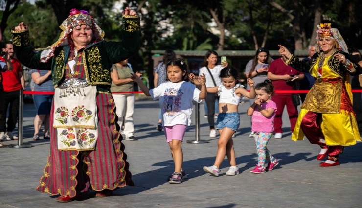 Bornova’da halayla bütünleşen kültürler buluşması