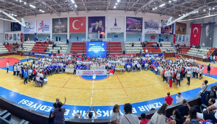 Celal Atik Spor Salonu’nda gençlik buluşması