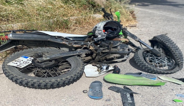 Çeşme'de motosiklet kazası: Kamyona çarpan sürücü hayatını kaybetti