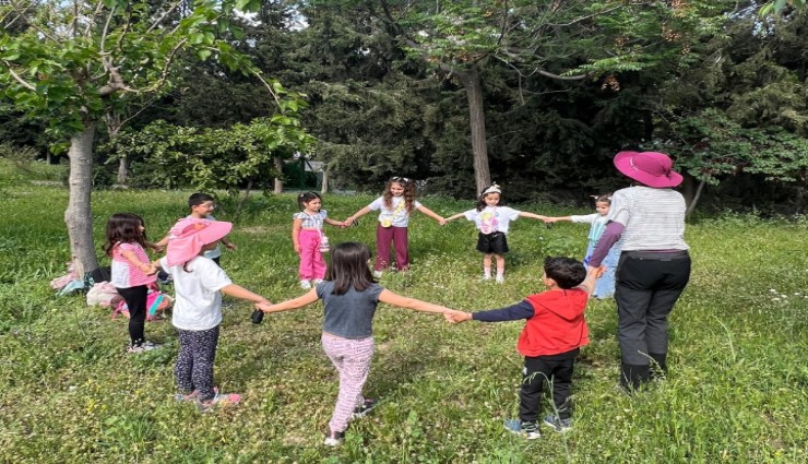 Çocuklar, ormanda keşif ve masal yolculuğunda buluşuyor