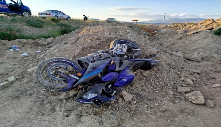 Denizli'de motosiklet yol kenarına devrildi: 2 ölü