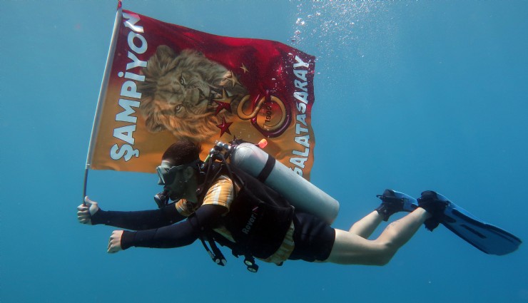 Fethiye’de dalgıçlardan deniz altında şampiyonluk kutlaması