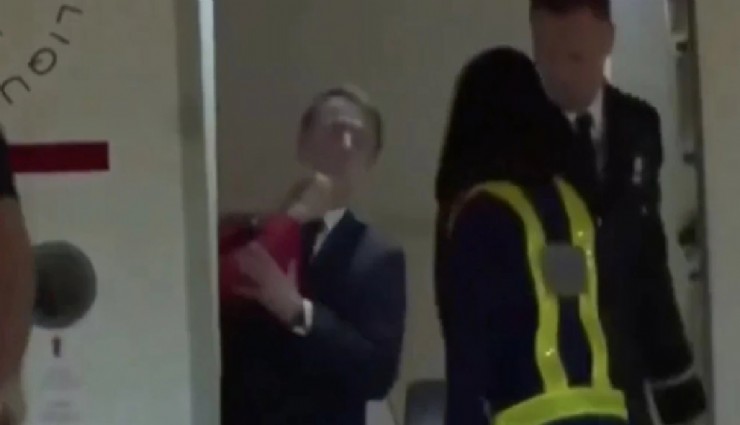 Fransa Cumhurbaşkanı Macron uçaktan inerken eşi tokat attı