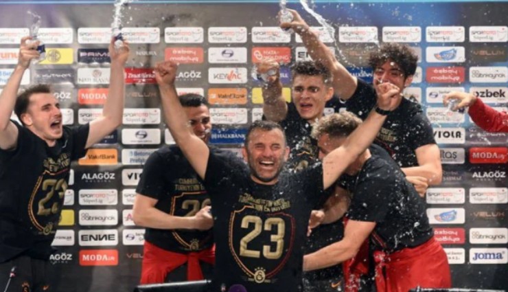 Galatasaraylı futbolculardan basın toplantısında sulu kutlama