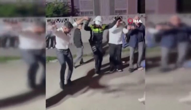 İhbar üzerine gittiği mahallenin düğününde halaya katılan trafik polisi gülümsetti