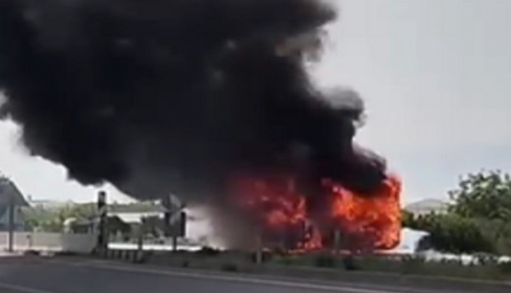 İzmir'de belediye otobüsü cayır cayır yandı