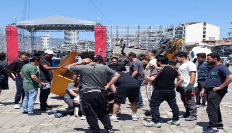 İzmir'de CHP mitingi için kurulan vinç devrildi: Yaralılar var