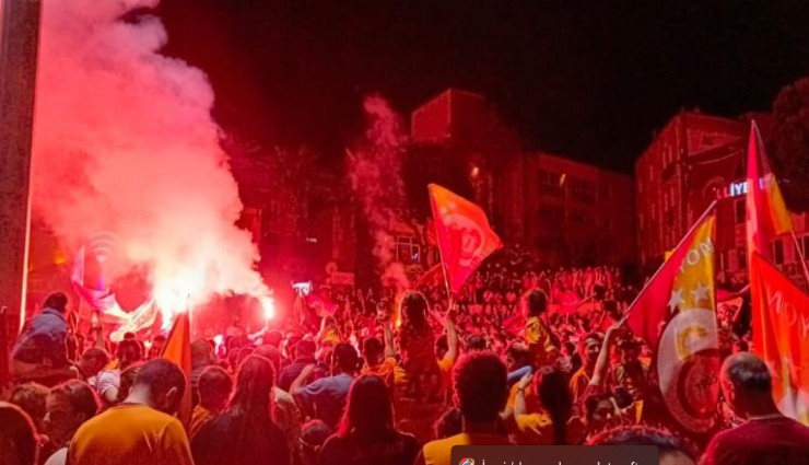 İzmir'de sarı-kırmızılı taraftarlar şampiyonluğu kutladı