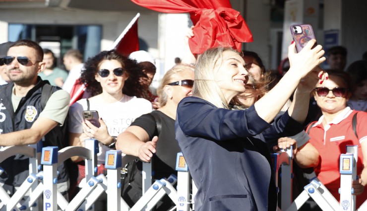 İzmirliler Dilek İmamoğlu'nu bağrına bastı