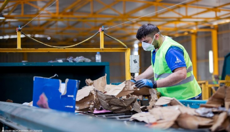 Kapıdan Kapıya Geri Dönüşüm Başladı İzmir’de pilot mahallelerde ambalaj atıkları QR kodlu poşetlerle toplanıyor