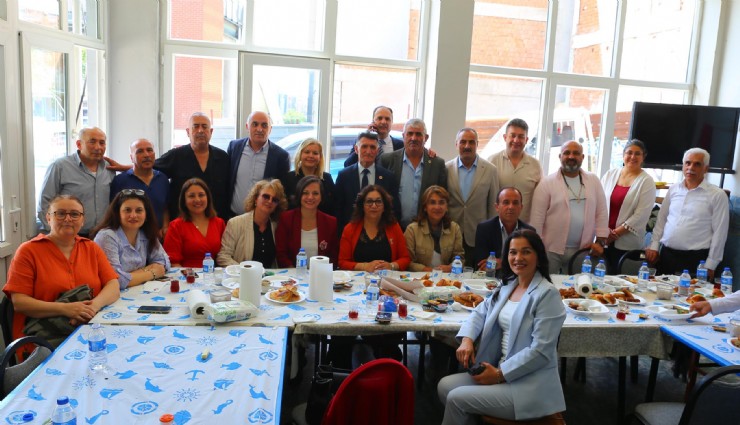 Karabağlarlı muhtarlardan Başkan Kınay’a sürpriz kahvaltı