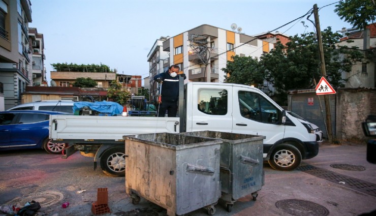 Karşıyaka'da ilaçlama ekiplerinden akşam mesaisi