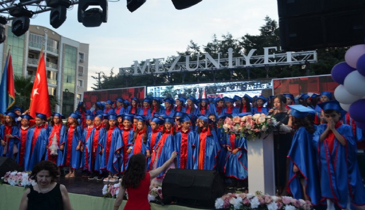 Zübeyde Hanım Eğitim Kurumları mezuniyet töreni göz kamaştırdı