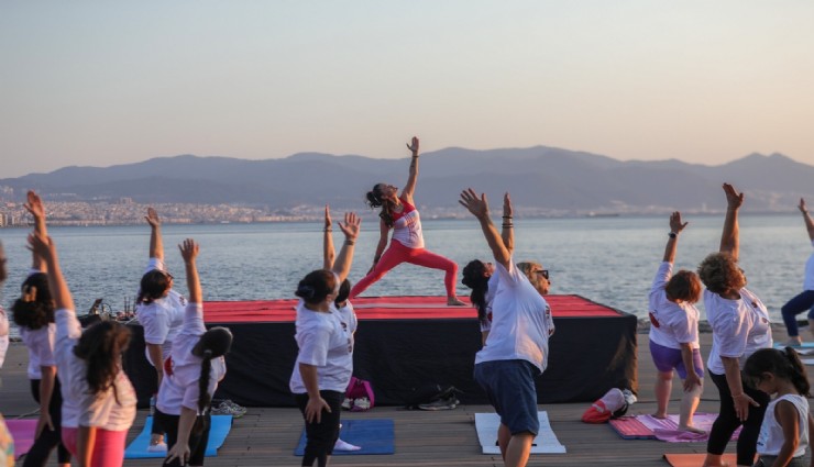 Bayraklı'da Dünya Yoga Günü’nde renkli etkinlik
