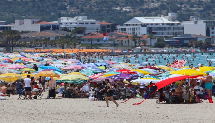 Çeşme'de plajlar doldu taştı nüfus 1 milyonu geçti