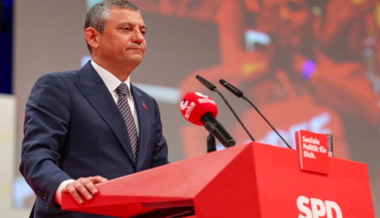 CHP lideri Özel, Berlin'de SPD Kongresi'nde konuştu: 'Siyasi tarihimizde, demokrasiye dönük en ağır saldırılardan biri yaşanmaktadır'