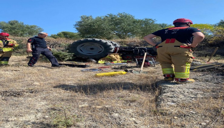 Devrilen traktörün altında can verdi