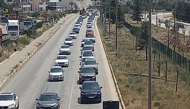 Dönüş yoluna geçen tatilciler uzun araç kuyrukları oluşturdu