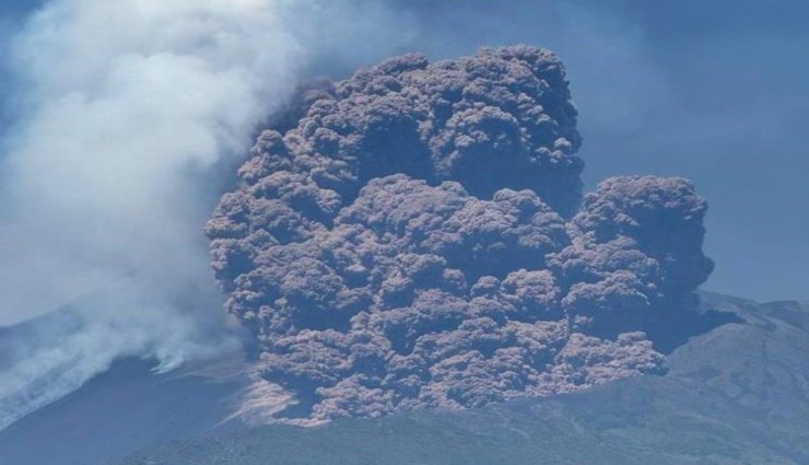 Etna Yanardağ'ında turistlerin olduğu sırada patladı
