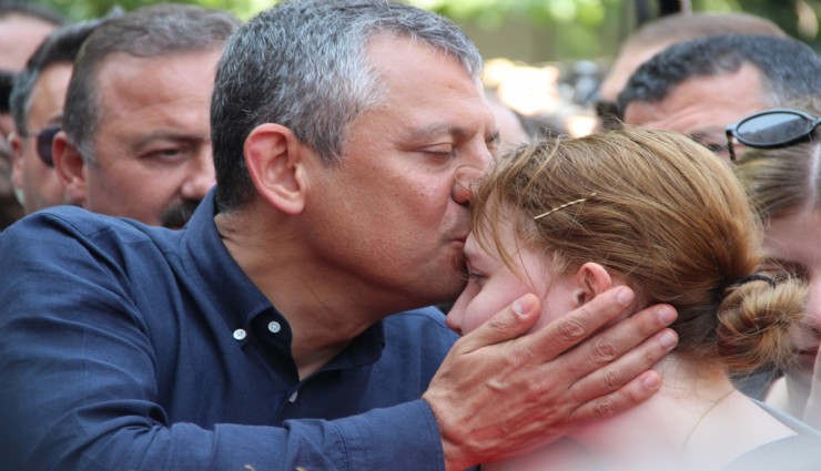 Ferdi Zeyrek’e on binlerin vedası: Nehir’in gözyaşları, Manisa’nın acısı oldu