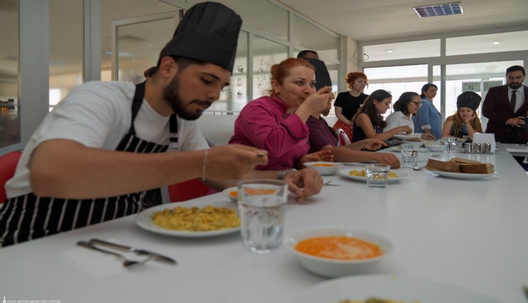 Gençler tencereleri kaynattı: İzmir'de sağlıklı ve ekonomik yemek atölyesi başladı