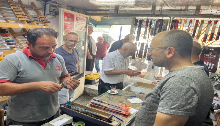 Görenler şaşırıyor, görme engelli bıçak bileyicisi