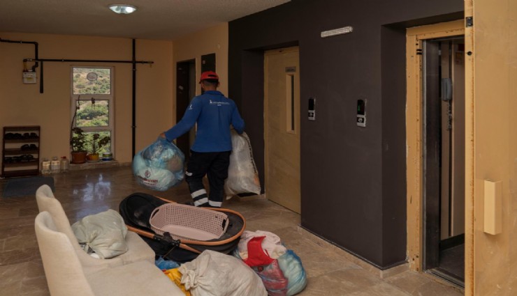 İzmir Büyükşehir Belediyesi evi zarar gören aileyi Uzundere konutlarına taşıdı