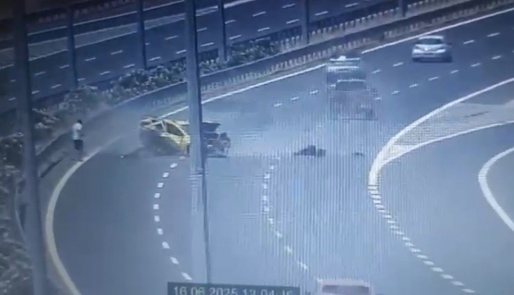 İzmir'de otoyolda zincirleme kaza: Taksideki yolcu hayatını kaybetti