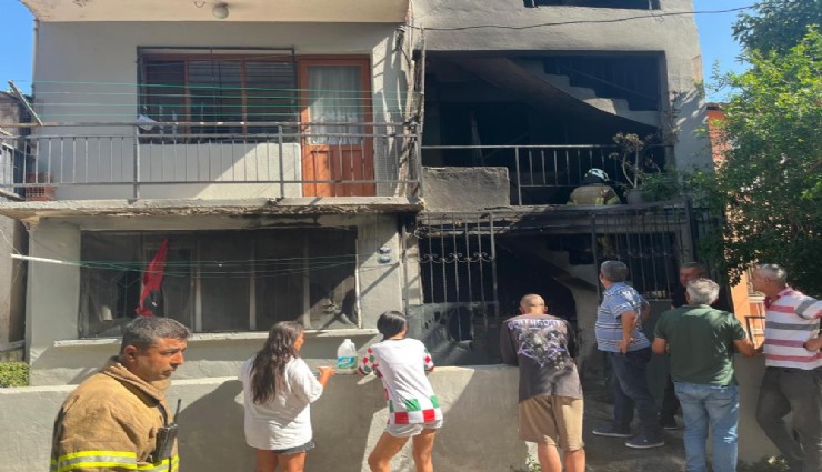 İzmir’de patlamalı yangın paniği: Dumandan etkilenen 1 kişi hastaneye kaldırıldı