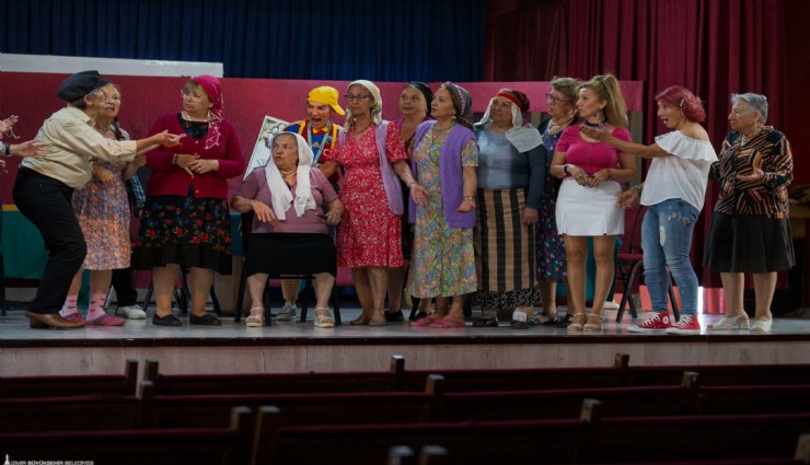 İzmir'in köylerinde tiyatro rüzgarı