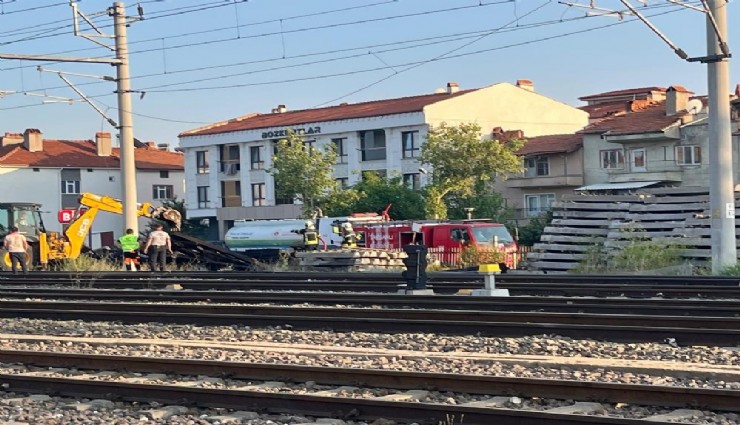 Kargaların teması yangın çıkardı: Demiryolunda kopan tel alevlere neden oldu