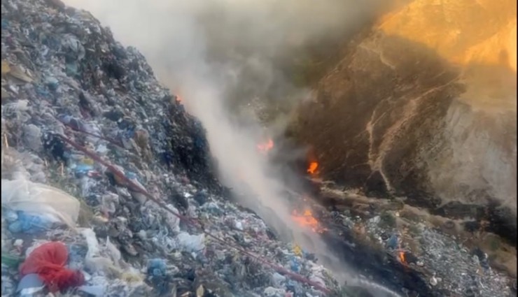 Manisa'da çöplük yangını: 1 itfaiye eri dumandan etkilendi